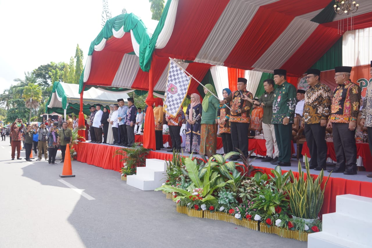 Wagub Kalteng Edy Pratowo Lepas Peserta Pawai Taaruf MTQ XXXI Tingkat Prov. Kalteng Tahun 2023