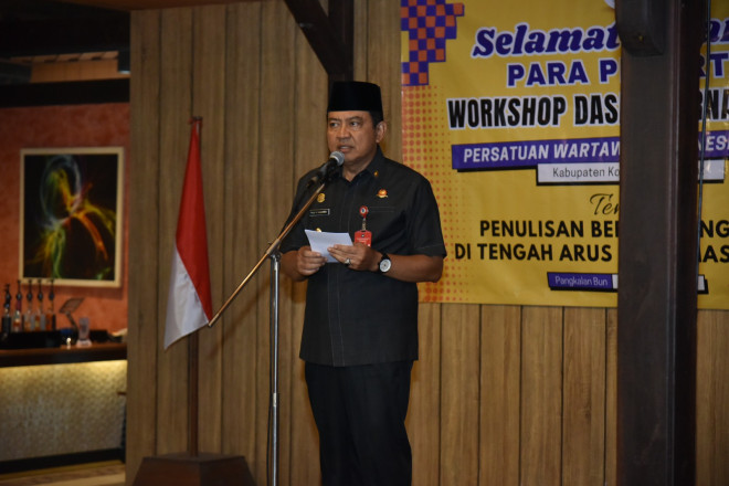 Buka Workshop Dasar Jurnalistik, Pj Bupati Budi Santosa Harapkan Kritik dan Saran Terkait Pelaksanaan Pembangunan di Kobar  