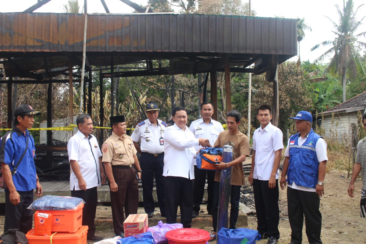 Bupati Pulang Pisau Serahkan Bansos Kepada Korban Kebakaran