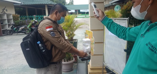 Satgas Covid-19 Kota Palangka Raya Apresiasi Penerapan Prokes pada Pembagian Rapor di SMA Negeri 1 Palangka Raya