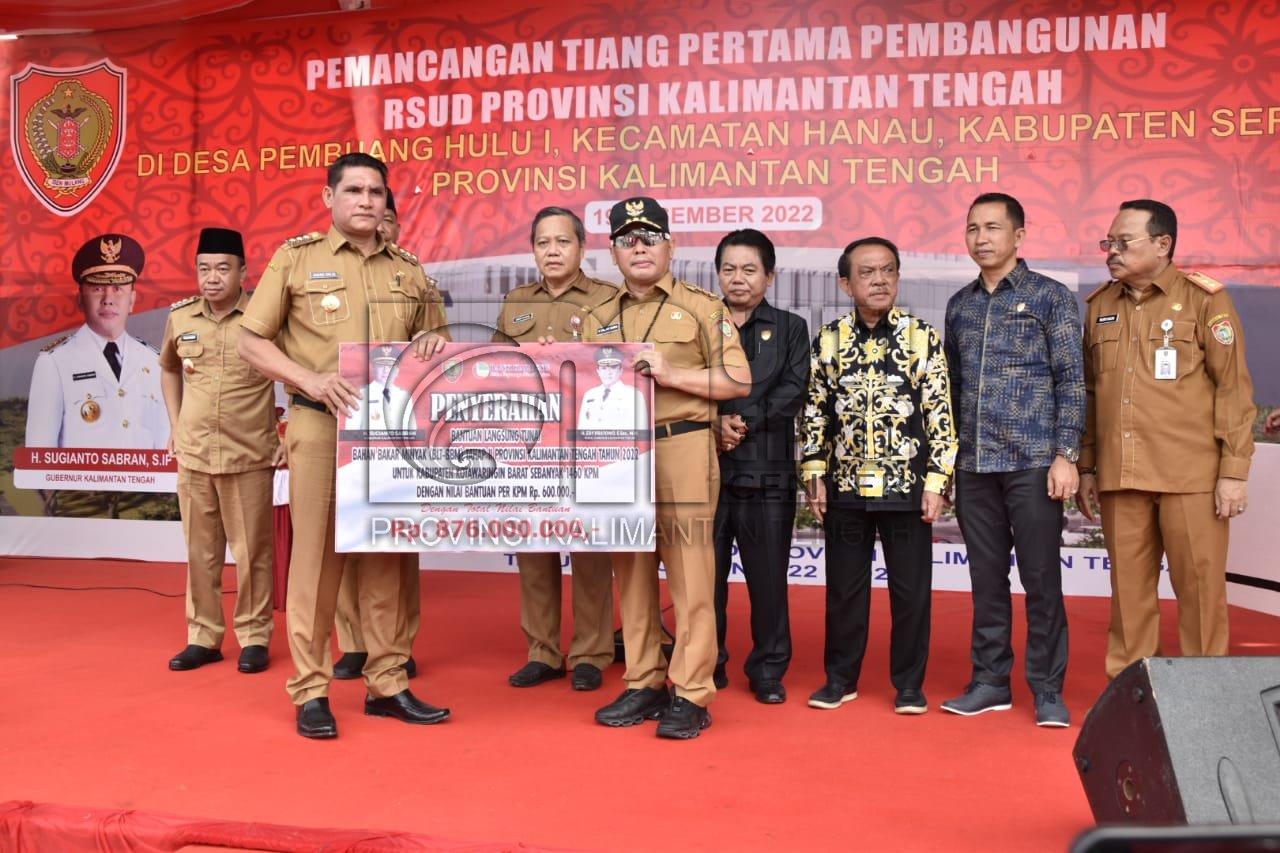 Gubernur Sugianto Sabran Serahkan BLT-BBM Tahap II Tahun 2022 kepada Masyarakat Wilayah Barat Kalteng