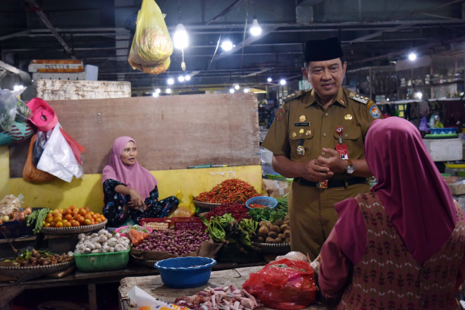 Upaya Tekan Inflasi, Pj Bupati Budi Santosa Tinjau Pasar Indrasari