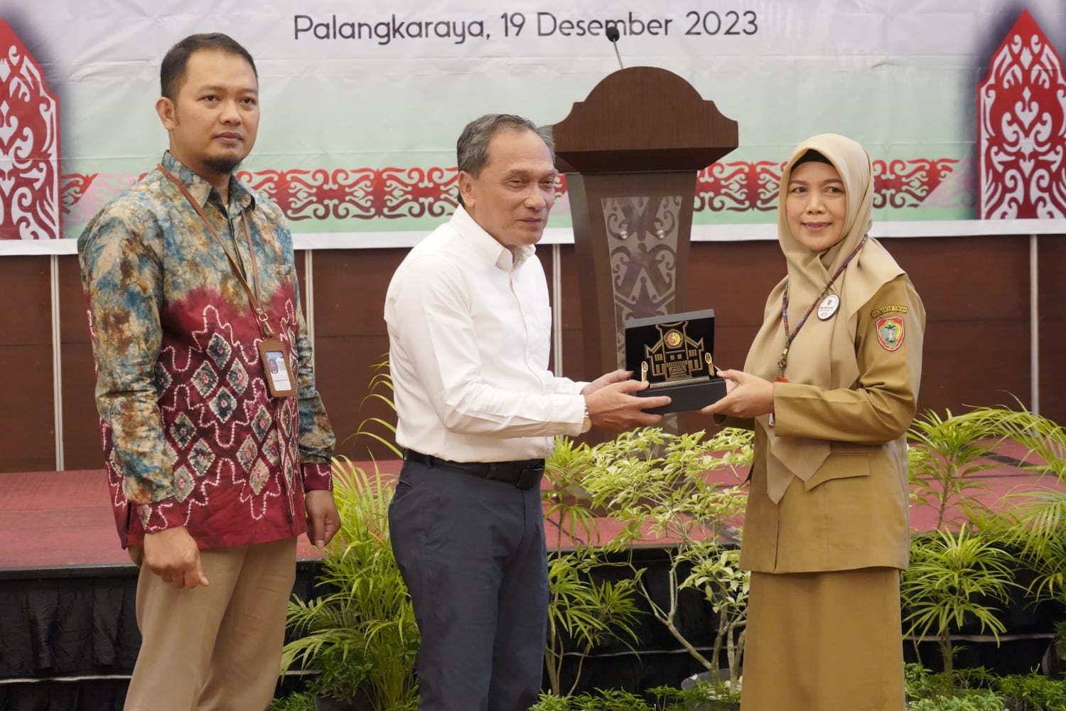 Asisten Ekbang Sri Widanarni Buka FGD Program Penguatan Ekosistem Kemitraan untuk Pengembangan Inovasi Berbasis Potensi Daerah di Kalteng