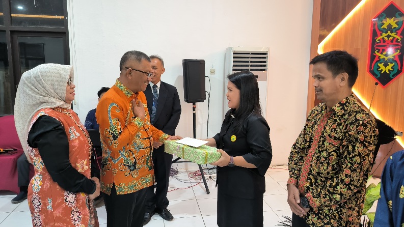 Keluarga Besar Badan Kesbangpol Prov. Kalteng Gelar Ibadah dan Perayaan Natal