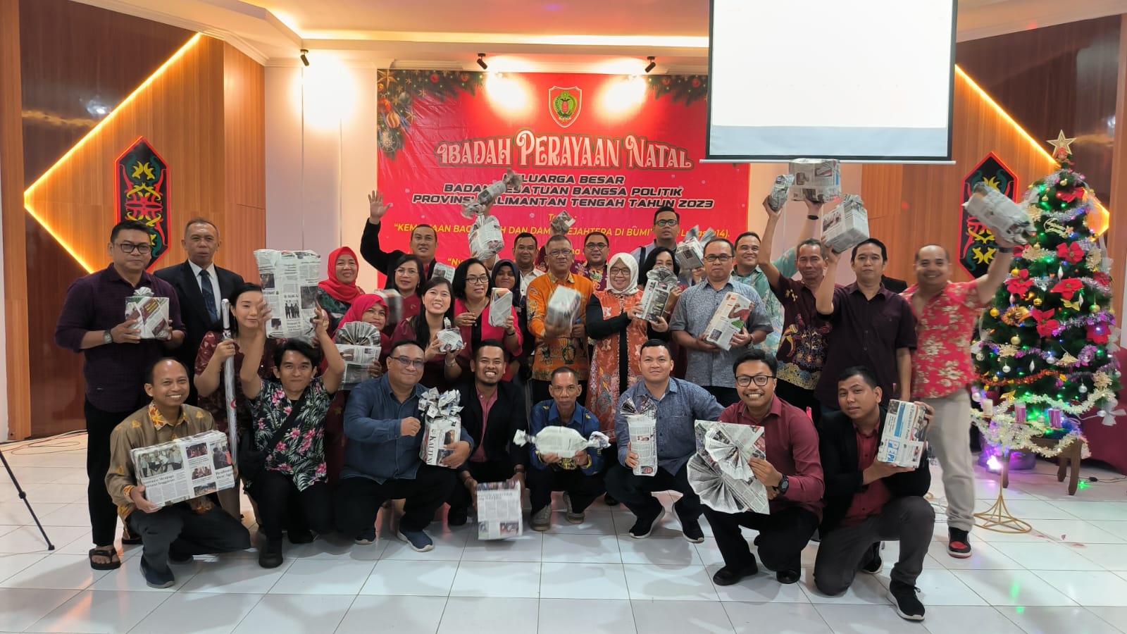 Keluarga Besar Badan Kesbangpol Prov. Kalteng Gelar Ibadah dan Perayaan Natal