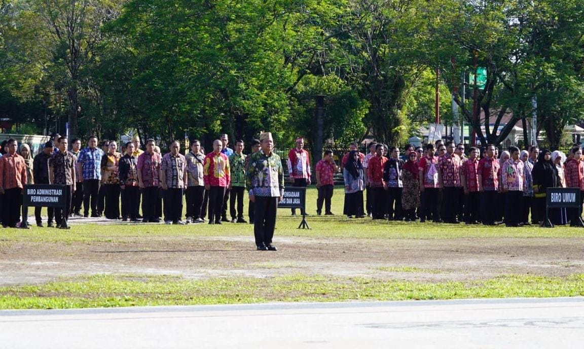 Asisten Ekbang Sri Widanarni Pimpin Upacara Peringatan Hari Bela Negara Ke-76 Lingkup Setda Prov Kalteng