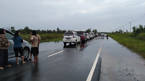 Kesekian kalinya air genangi ruas jalan Palangka Raya-BUkit Rawi