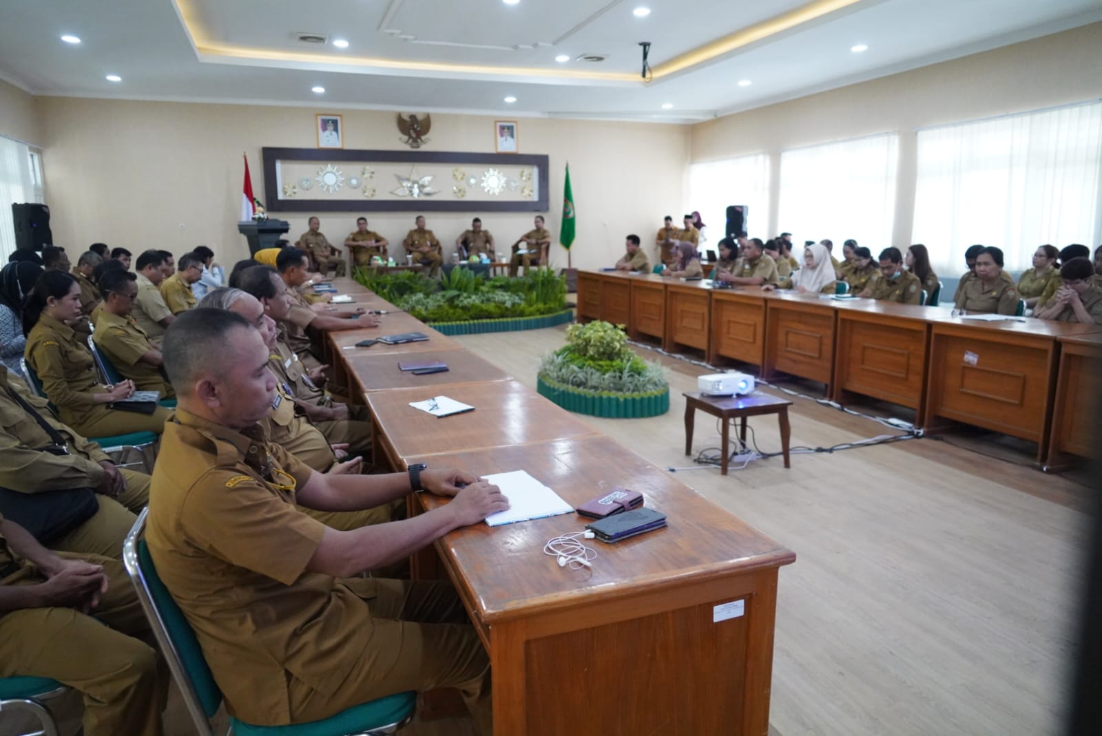 Sahli Ekbang Yuas Elko Buka FGD Optimalisasi PAD Sektor Retribusi Daerah di Provinsi Kalteng