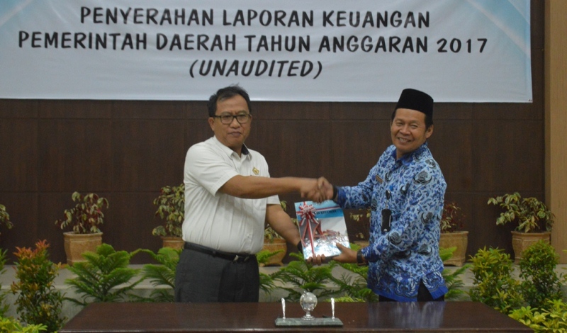 Pemkab Kapuas Serahkan Laporan Keuangan 