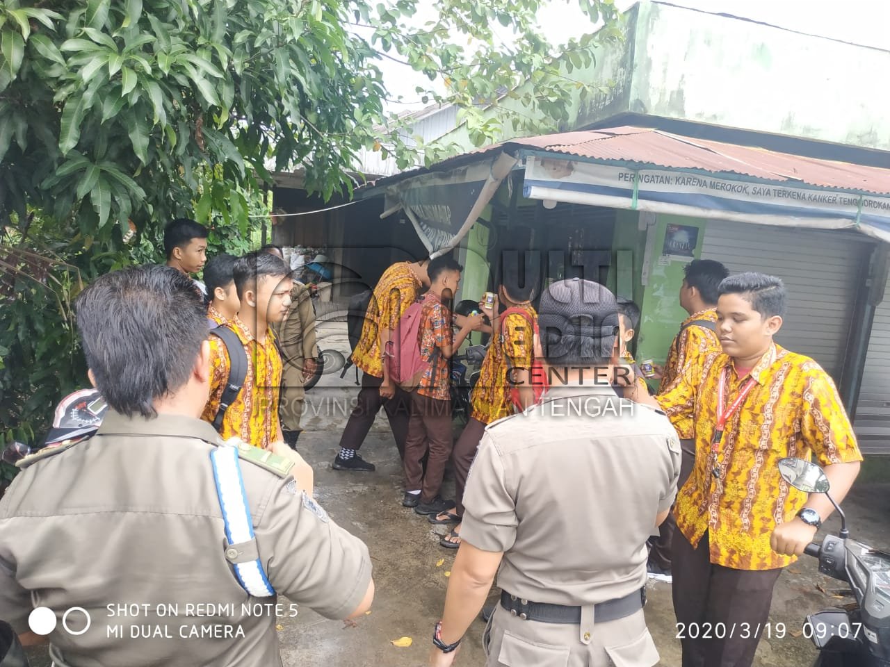 SatPol PP dan Damkar Kabupaten Kapuas Lakukan Patroli Pengawasan Tehadap Aktivitas Masyarakat Dalam Rangka Meminimalisir Penyebaran Virus Corona (Covid 19)