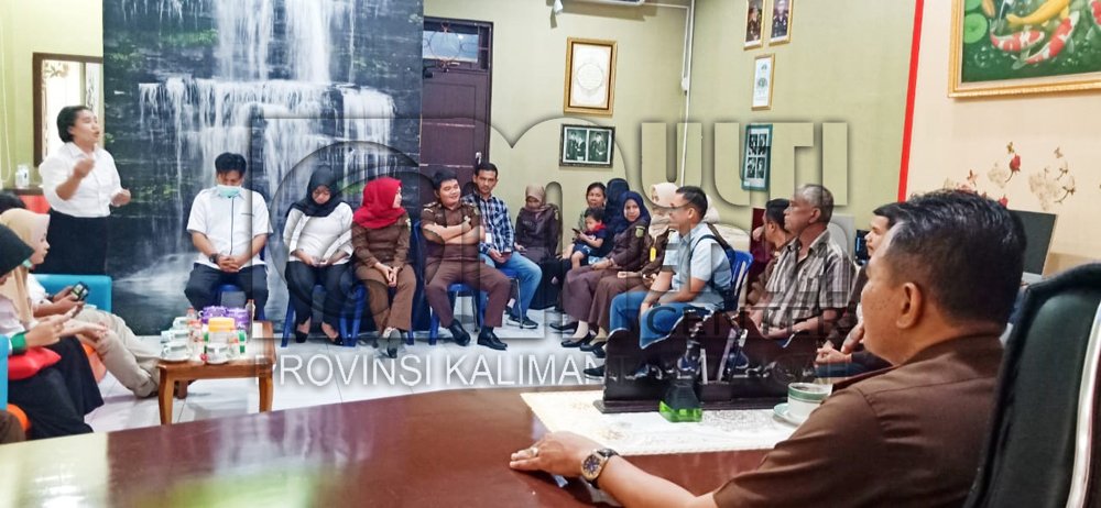 Sosialisasi dan pemeriksaan suhu tubuh untuk pencegahan penularan Virus Corona di Kejari Sukamara