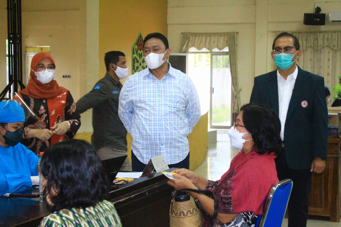 Bupati Pulang Pisau Pantau Vaksinasi Covid-19 Untuk Tenaga Pendidik dan Tenaga Kependidikan