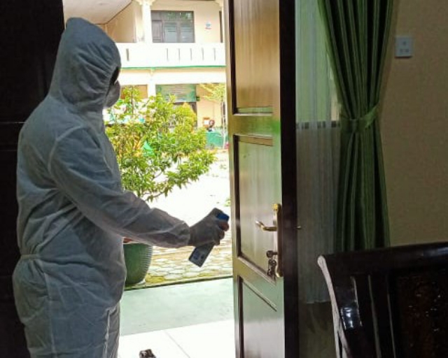 Persiapan PTM, Satgas Covid-19 MTsN 2 Kota Palangka Lakukan Penyemprotan