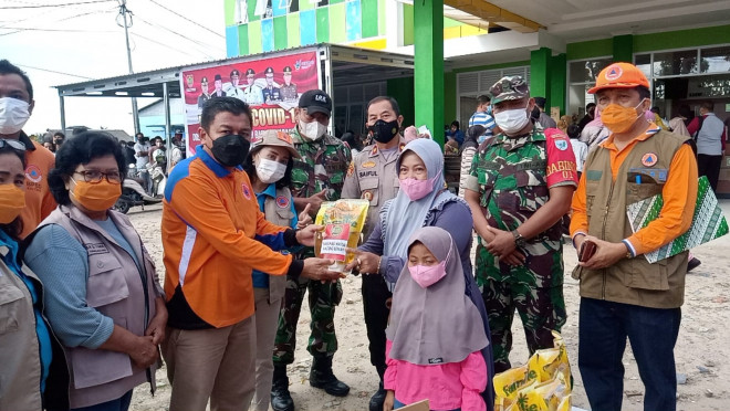Sebanyak 1.100 Paket Minyak Goreng Dibagikan BPBD Kobar kepada Warga yang Ikuti Vaksinasi  