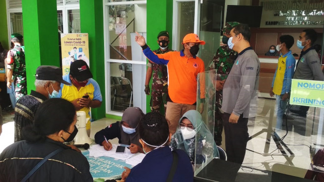 Sebanyak 1.100 Paket Minyak Goreng Dibagikan BPBD Kobar kepada Warga yang Ikuti Vaksinasi  