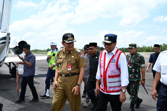 Dukung Penguatan Konektivitas, Menteri Perhubungan Tinjau Bandara Iskandar dan Pelabuhan Roro Kumai