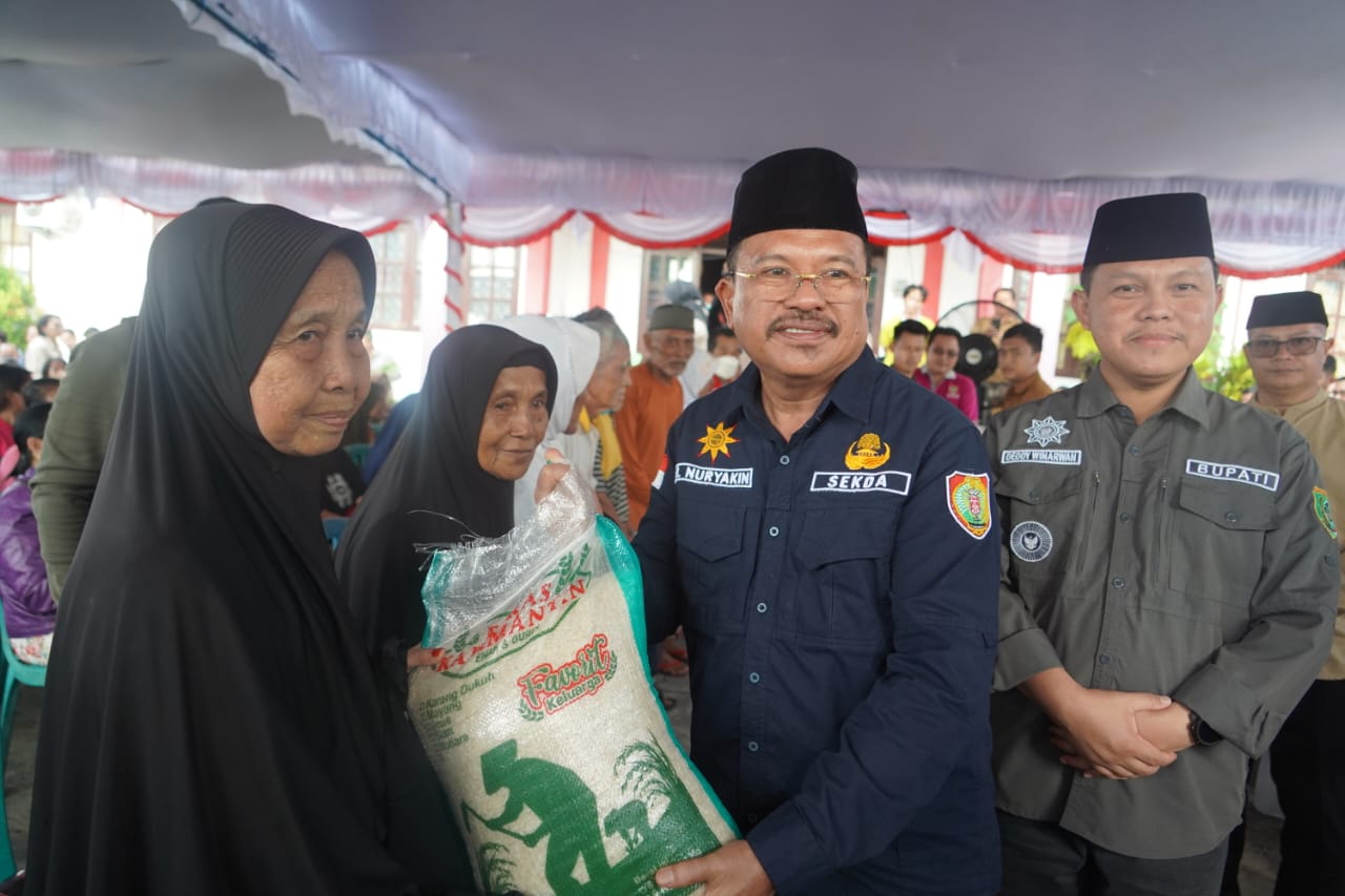 Masih “Kalteng Berbagi Berkah”, Sekda H. Nuryakin Kembali Buka Pasar Murah di Barito Selatan
