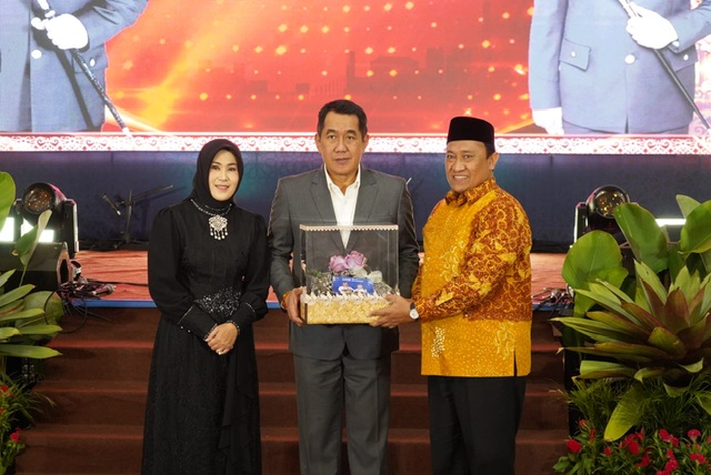 Wagub Edy Pratowo Hadiri Kenal Pamit Kapolda Kalteng dari Irjen Pol Djoko Poerwanto Kepada Irjen Pol Iwan Kurniawan 