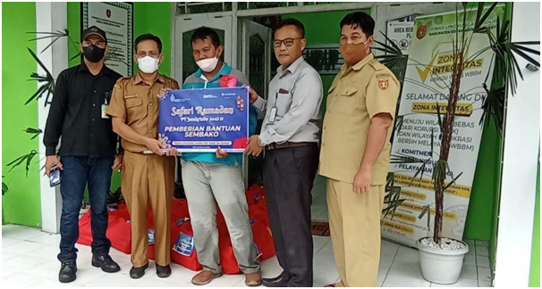 Petugas Pengelola Persampahan dan Petugas Pengelola RTH Kobar Terima Bantuan Sembako dari PT Jamkrindo Pangkalan Bun