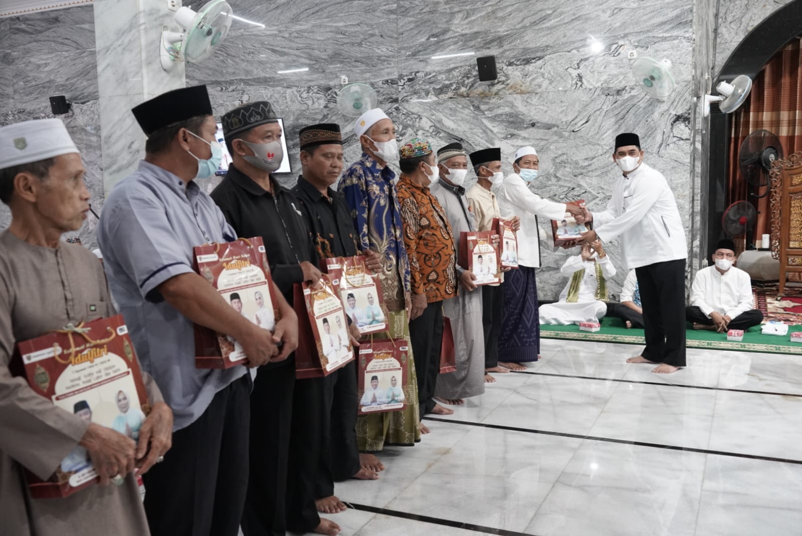 Melalui Safari Ramadhan di Masjid Al Munnawarrah, Pemprov Kalteng Berikan Bantuan Untuk Warga Montalat Kabupaten Barito Utara