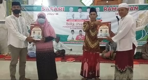 Melalui Safari Ramadhan di Masjid Al Munnawarrah, Pemprov Kalteng Berikan Bantuan Untuk Warga Montalat Kabupaten Barito Utara