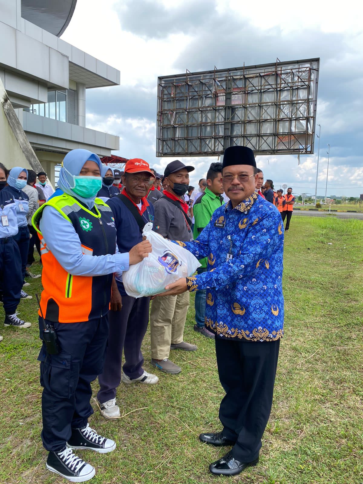 Penghujung Ramadan, Sekda Kalteng Nuryakin Berbagi Berkah untuk Petugas Bandara Tjilik Riwut
