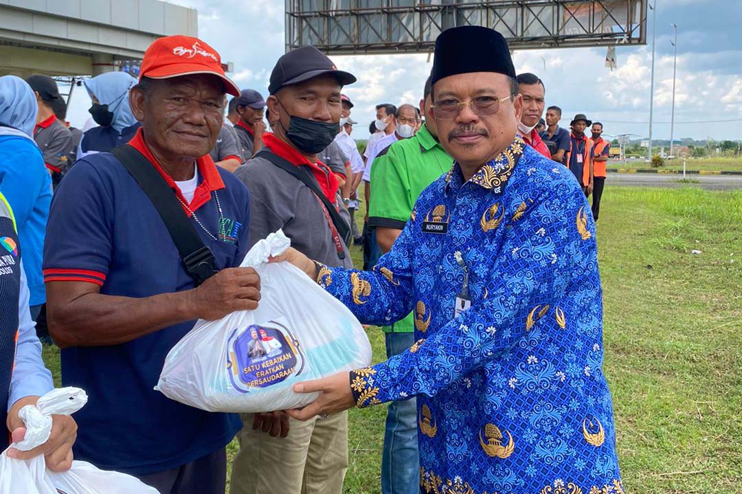 Penghujung Ramadan, Sekda Kalteng Nuryakin Berbagi Berkah untuk Petugas Bandara Tjilik Riwut