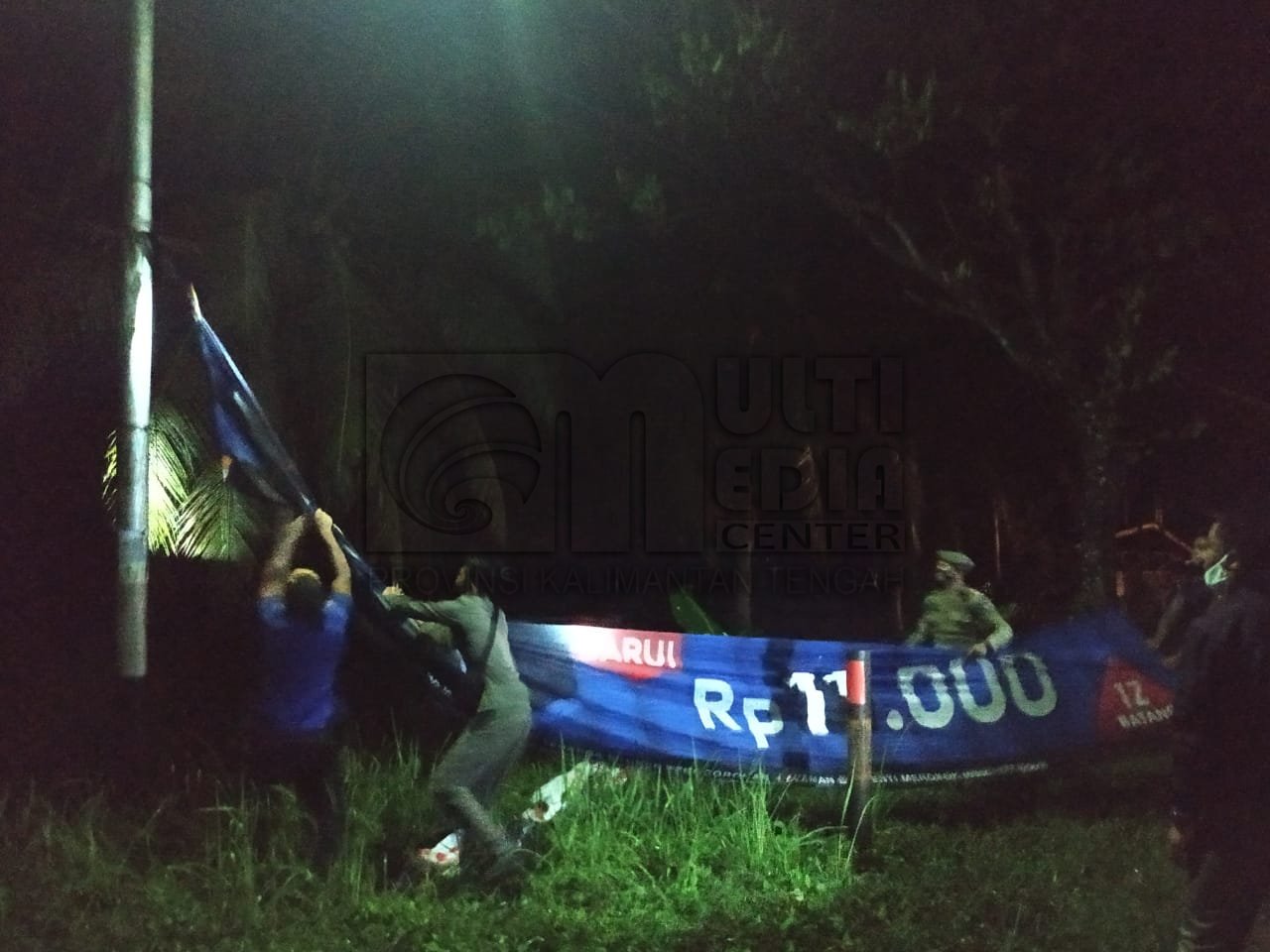 SatPol PP dan Damkar Kabupaten Kapuas Tertibkan Spanduk yang Menggangu Keindahan Kota