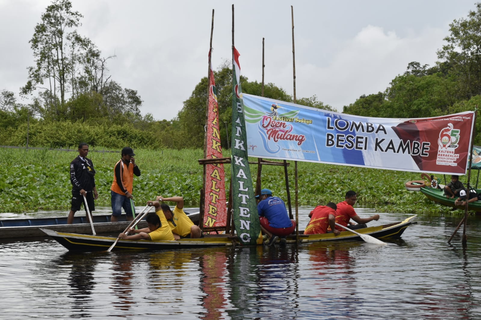Cuaca Hujan Tak Menyurutkan Semangat Para Peserta Lomba Besei Kambe