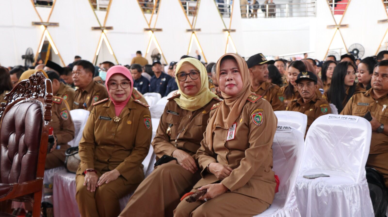 Kepala BKD Prov. Kalteng Beserta Seluruh Pegawai Hadiri Pertemuan Akbar Lintas Sektor Provinsi Kalimantan Tengah