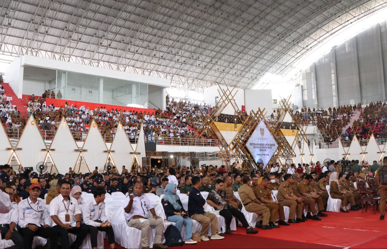 Kepala BKD Prov. Kalteng Beserta Seluruh Pegawai Hadiri Pertemuan Akbar Lintas Sektor Provinsi Kalimantan Tengah