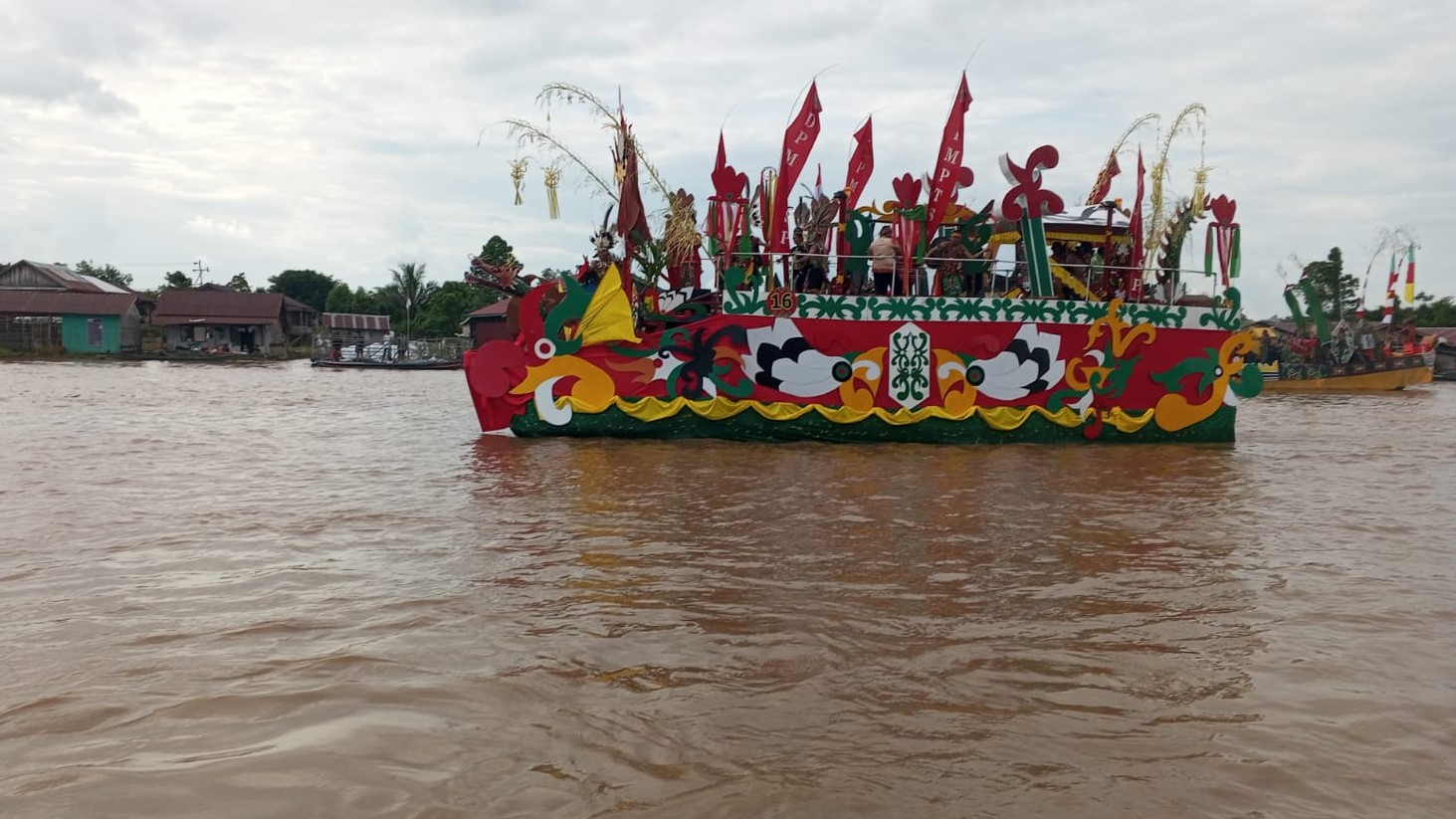 Angkat Tema Banama Naga Lanting Laluhan, DPMPTSP Semarakkan Lomba Perahu Hias Hari Jadi Ke-67 Provinsi Kalteng