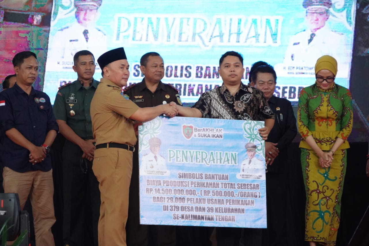 Gubernur Kalteng Serahkan Secara Simbolis Bantuan Biaya Produksi Perikanan