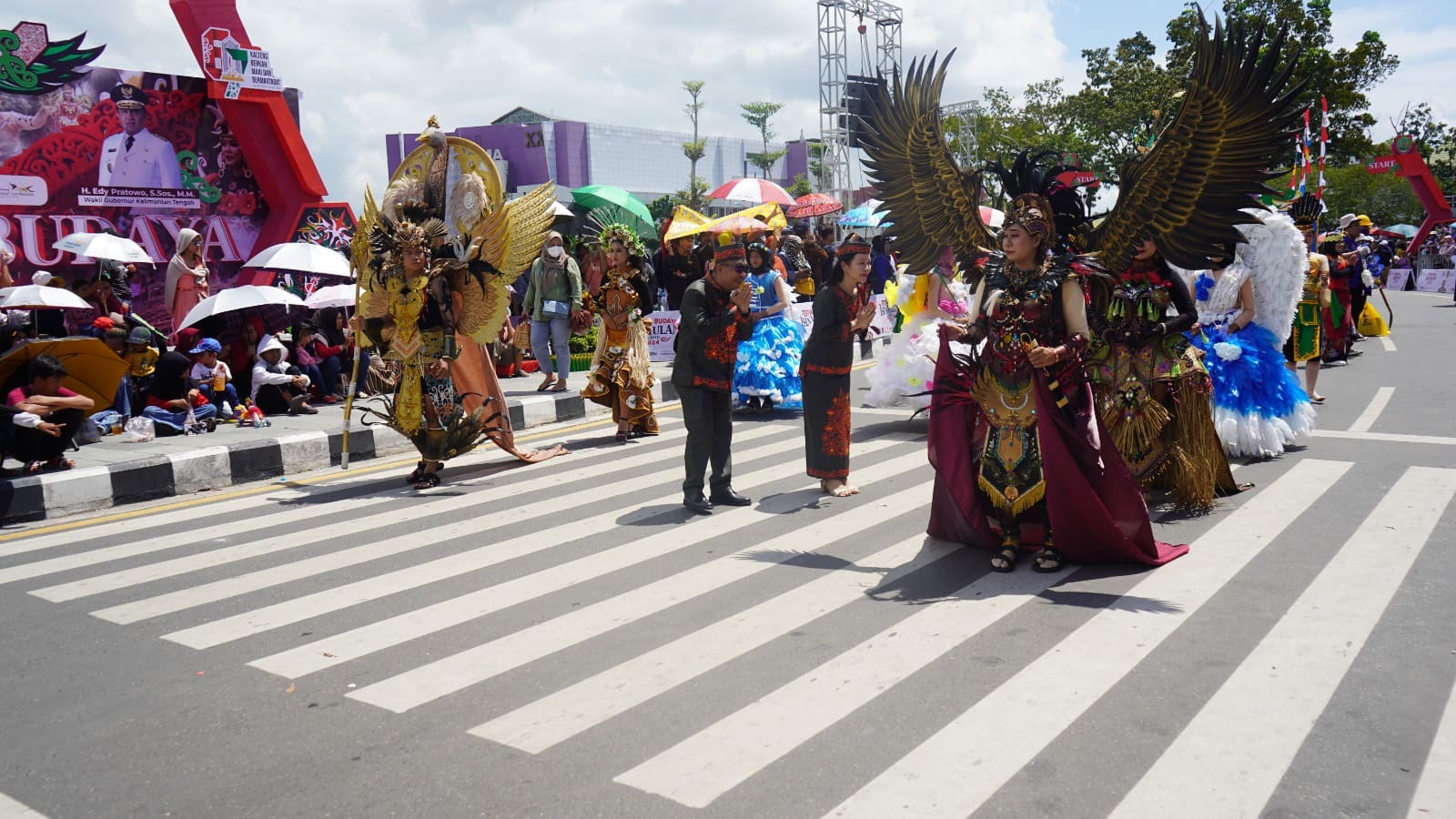 DLH Prov. Kalteng Ikut Meriahkan Karnaval Budaya FBIM Kalteng 2024