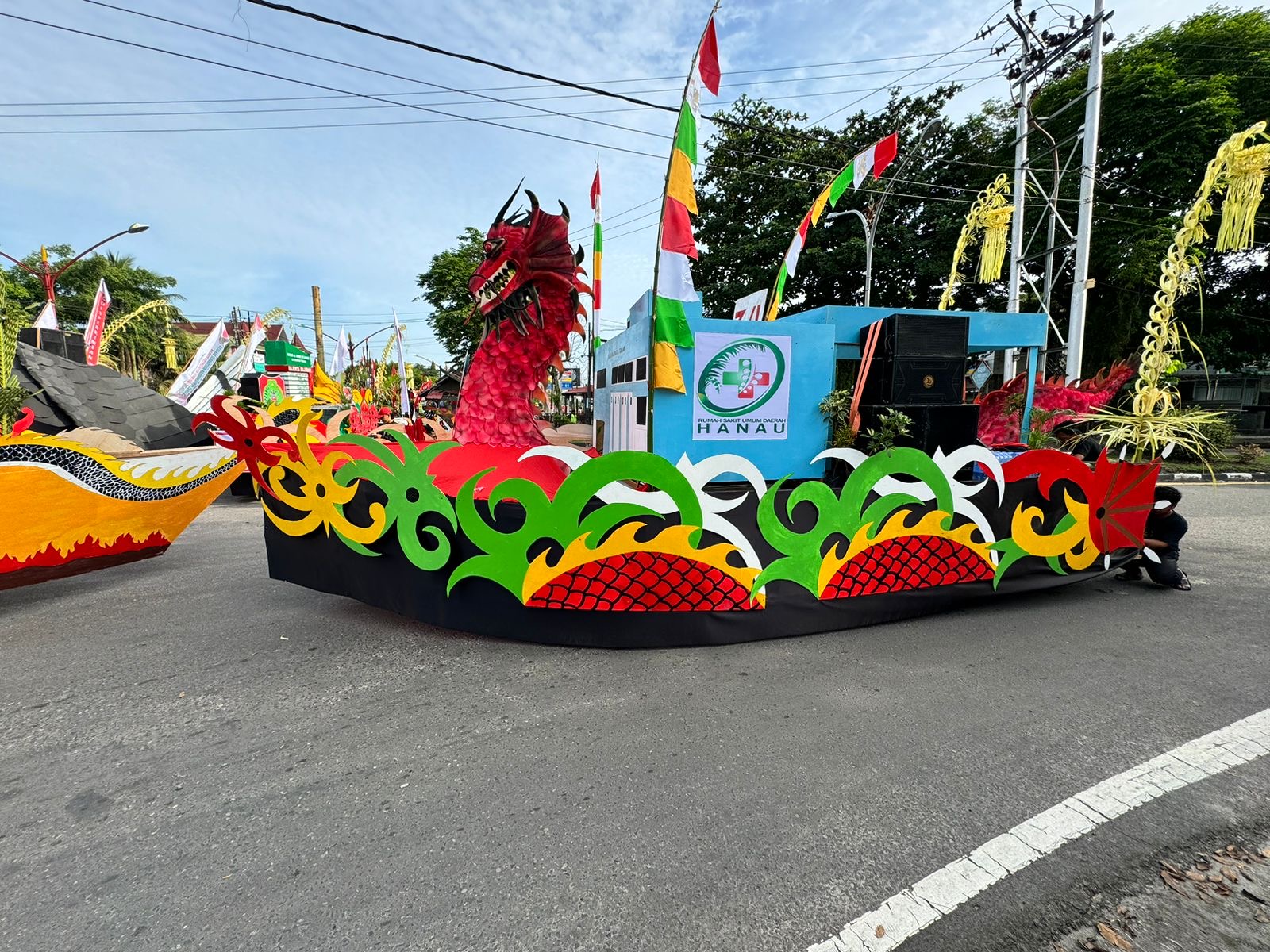 RSUD Hanau Tampilkan Mobil Hias Naga dalam Festival Budaya Isen Mulang 2024