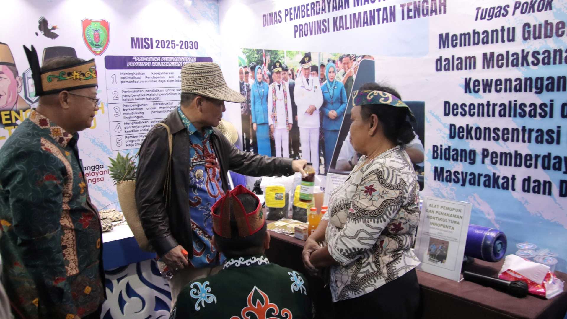 Apresiasi Potensi Desa, Gubernur Agustiar Sabran Kunjungi Stand Kalteng Expo Dinas PMD Prov. Kalteng