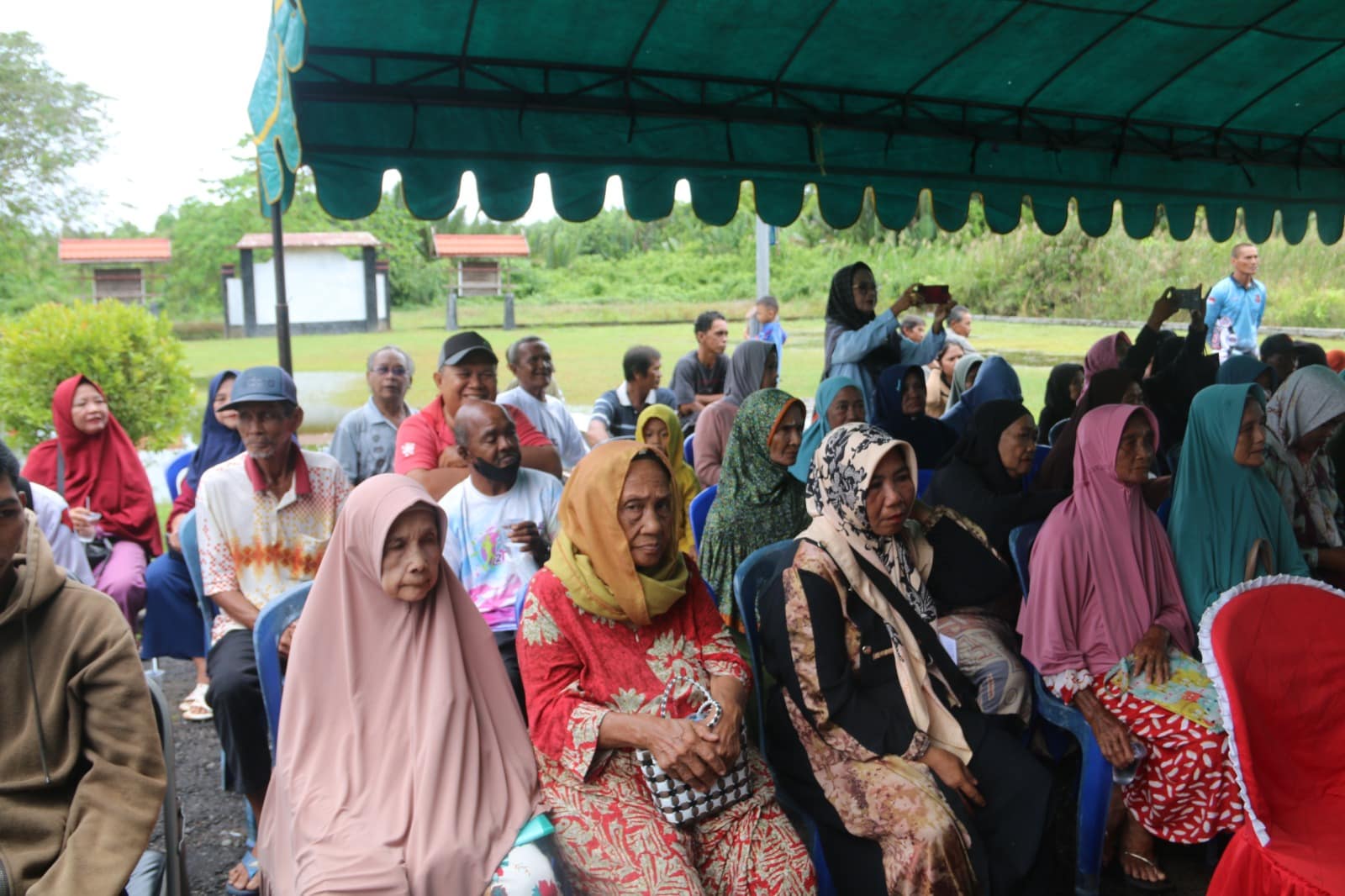 Wakil Bupati Seruyan Serahkan Bantuan ATENSI dari Kementerian Sosial