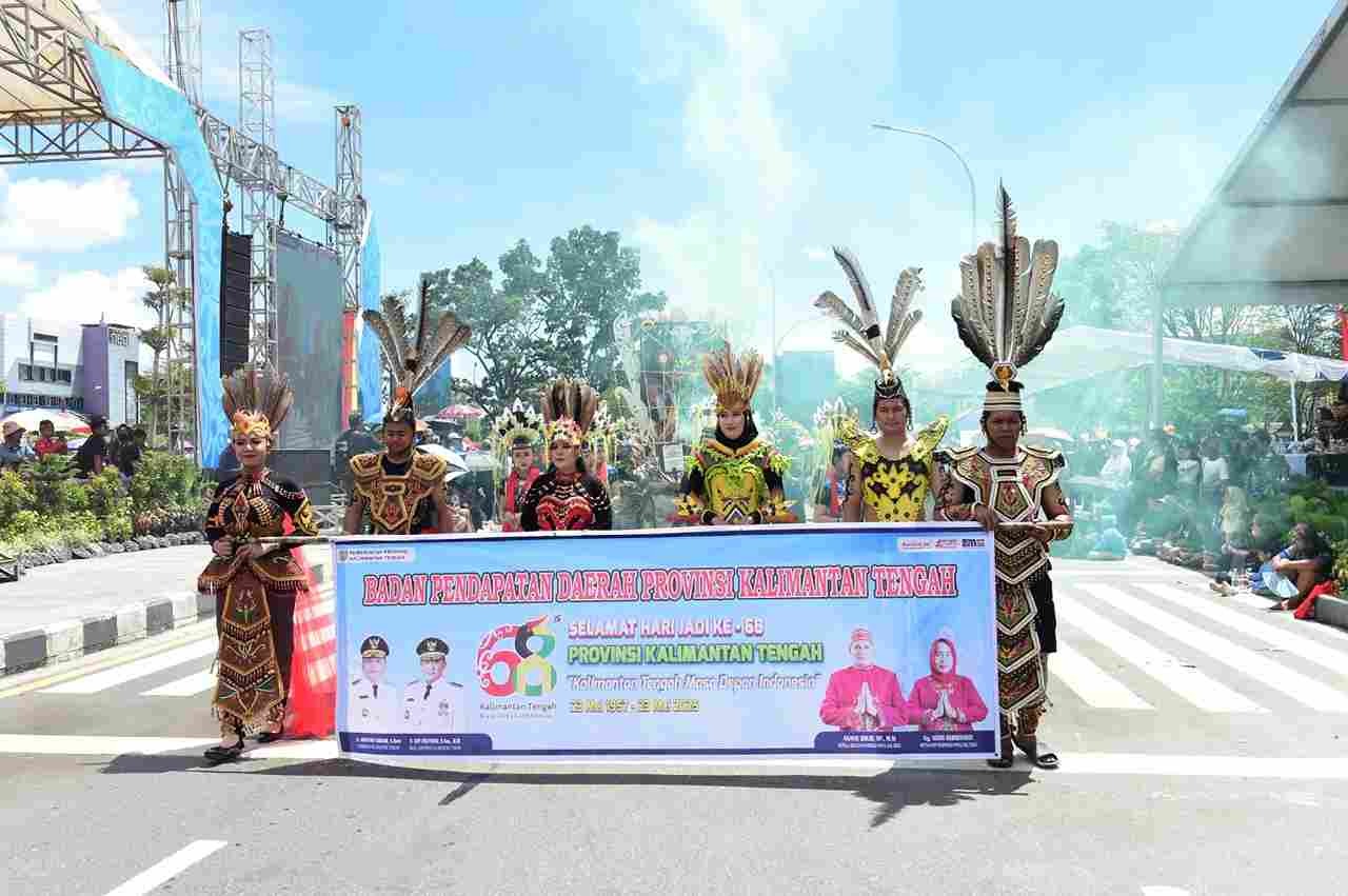 Badan Pendapatan Daerah Prov Kalteng Ikut Serta Meriahkan Karnaval Budaya Isen Mulang Tahun 2025, Usung Tema Handep Hapakat