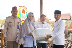 Walikota Palangka Raya Melepasliarkan Bibit Ikan dan Serahkan Bantuan Perahu Nelayan di Sungai Sabangau