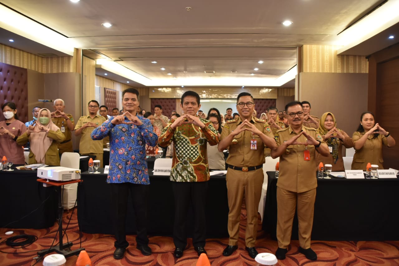 Asisten Ekbang Leonard S. Ampung Harapkan Pemerintah Provinsi dan Kabupaten/Kota Perkuat Komitmen Tingkatkan Kualitas Pelayanan Publik di Kalteng