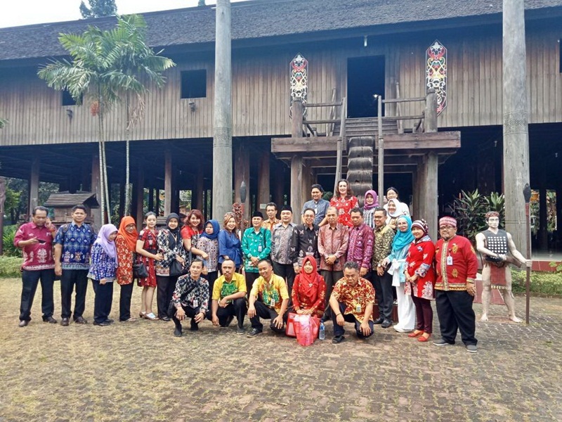 Komisi C Tinjau Anjungan Kalteng di TMII