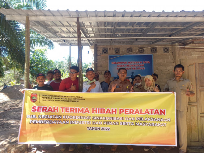 Disperindagkop UKM Kobar Serahkan Bantuan Hibah kepada Pelaku Usaha di Desa Medang Sari