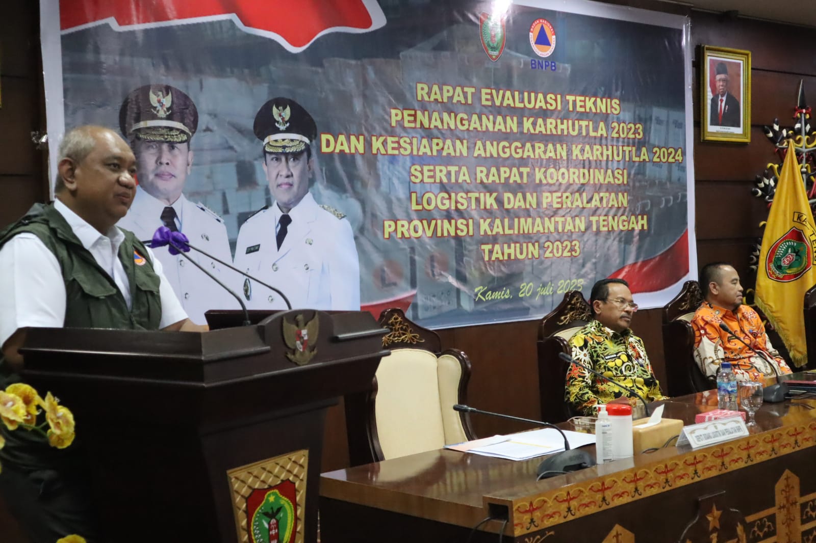Asisten Adum Sri Suwanto Pimpin Rapat Evaluasi Teknis Penanganan Karhutla 2023 dan Kesiapan Anggaran Karhutla 2024, serta Rapat Koordinasi Logistik dan Peralatan Provinsi Kalteng 
