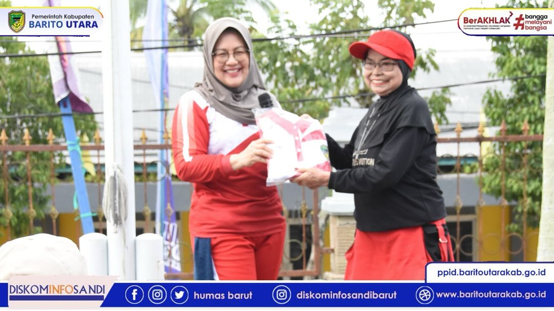 Pj. Ketua TP PKK Bupati Barito Utara Gelar Senam Bersama Masyarakat 