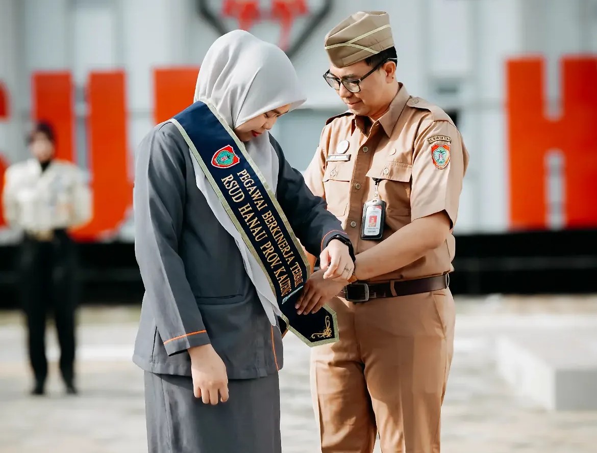 Dedikasi dan Pelayanan Prima Berbuah Prestasi, Andini Dinobatkan sebagai Karyawan Terbaik RSUD Hanau Periode Juni 2026