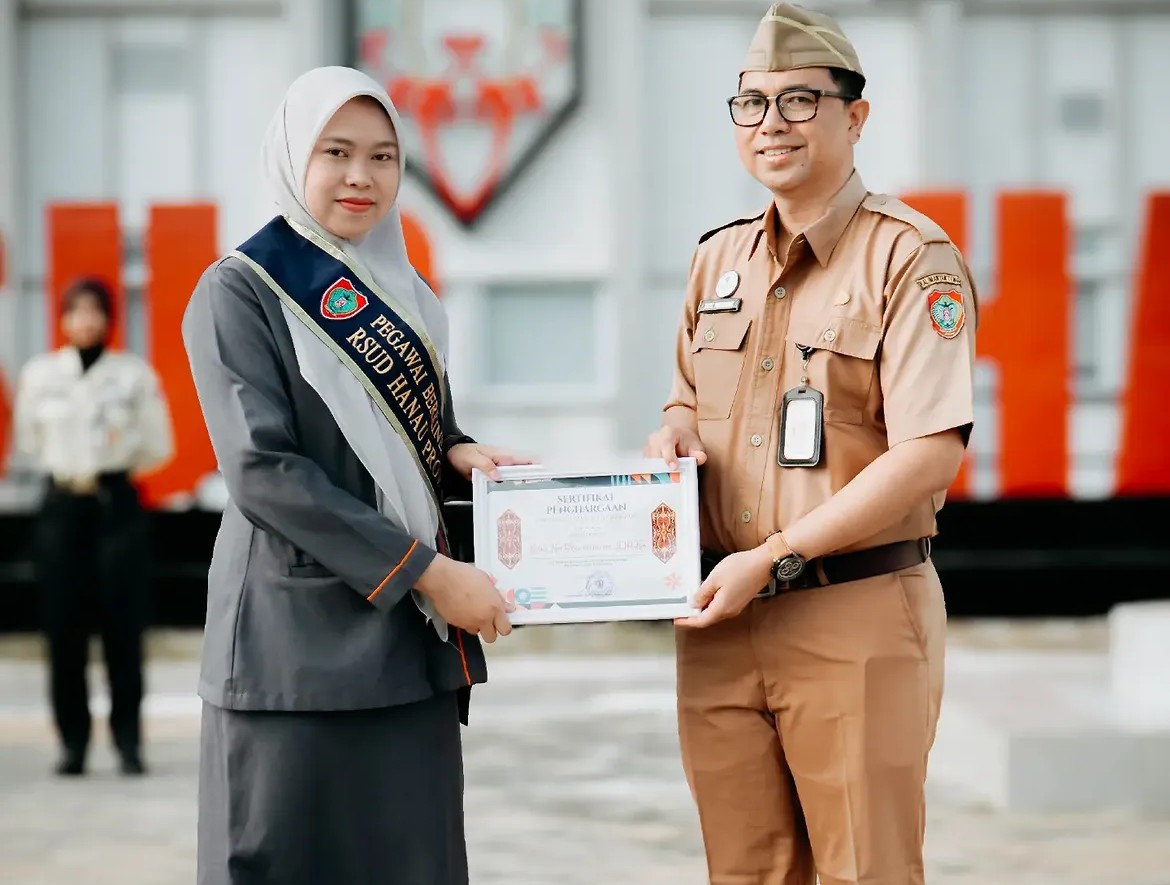 Dedikasi dan Pelayanan Prima Berbuah Prestasi, Andini Dinobatkan sebagai Karyawan Terbaik RSUD Hanau Periode Juni 2026