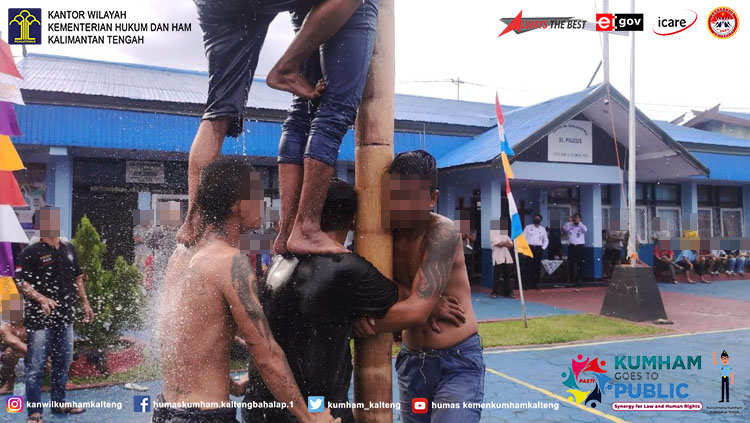 Meriahnya Lomba Panjat Pinang WBP Lapas Palangka Raya