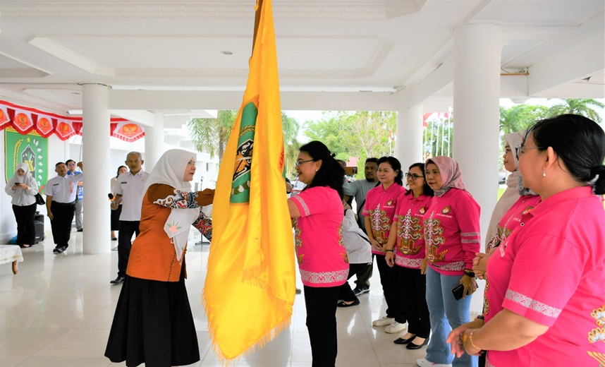 Lepas Keberangkatan Kontingen Padus, Penasehat DWP Barsel Minta Tetap Jaga Kekompakan  