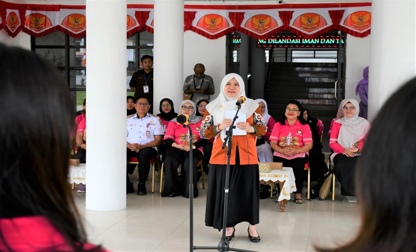 Lepas Keberangkatan Kontingen Padus, Penasehat DWP Barsel Minta Tetap Jaga Kekompakan  