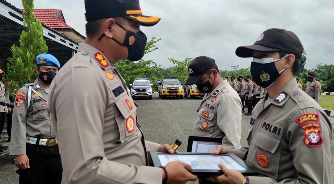 Kapolres Gunung Mas Berikan Reward Kepada Personelnya